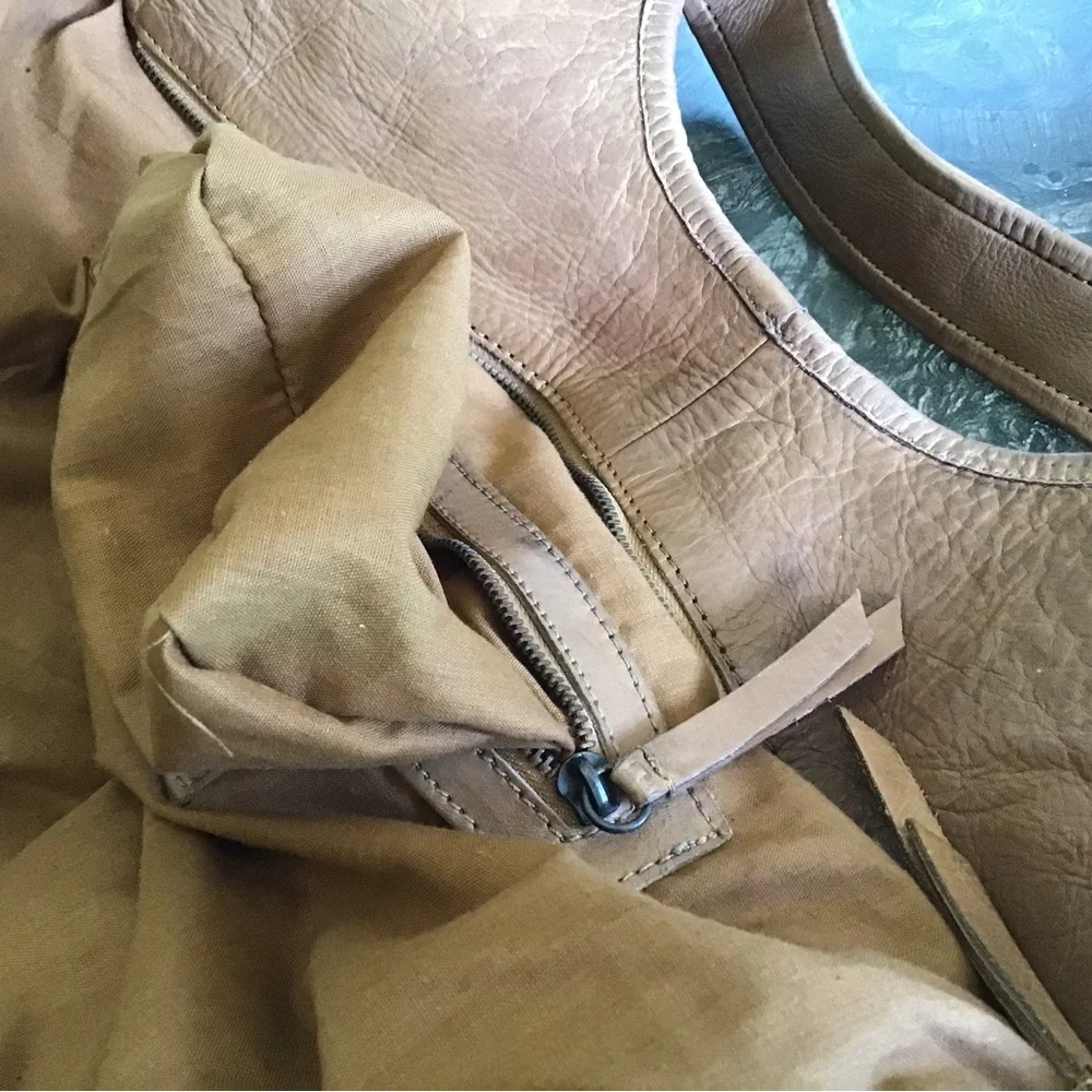 Beautiful Italian leather shoulder bag.  Made in Italy. - Picture 7 of 7